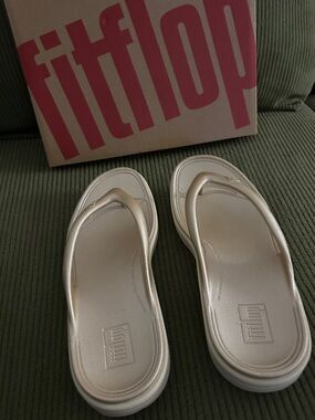 Fitflop Pearl Metallic Flip Flop Sandals in Champagne